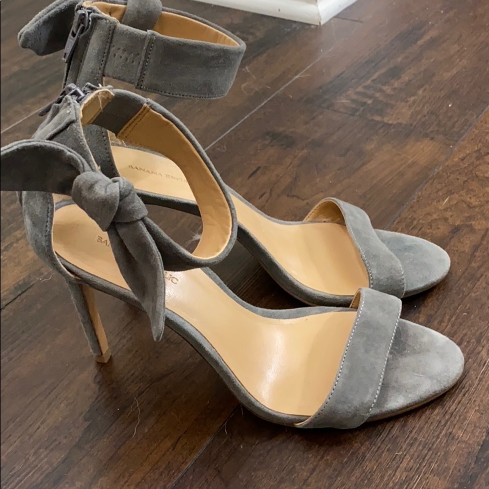 Grey Suede Banana Republic Bow Heel Sz 8.5